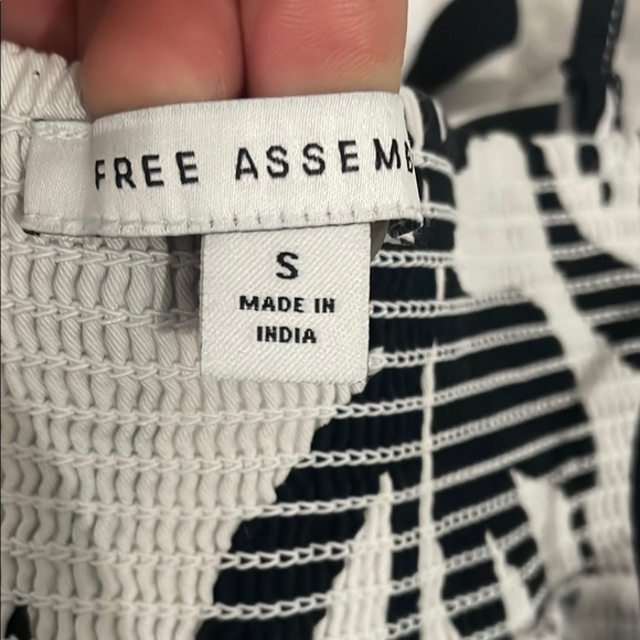 Free Asembly Black and White Floral Women's Top - Picture 7 of 8